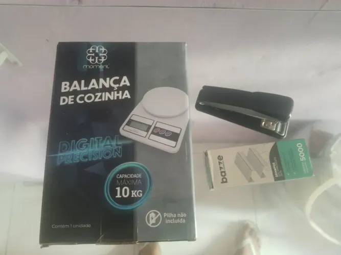 Balança 10 kl e grampos e grampeador 