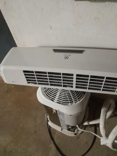 Vendo central inverter da eletrolux 12btus. Com instalação 1500 e todo. Material...