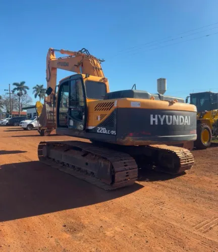 Escavadeira Hidráulica Hyundai R220LC 15/15 - Parcelamos