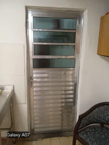 PORTA EM ALUMINIO COM VITRO E VIDROS FOSCO COM BATENTE E CHAVES