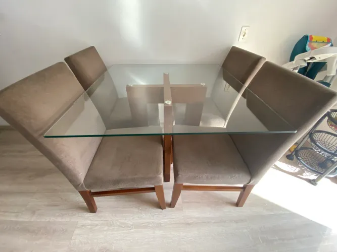 Mesa com 4 cadeiras