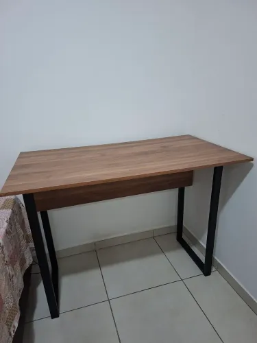 Mesa Home Office em MDF com base em ferragem 110cm L x 60cm P x 80cm A