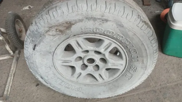 Pneu aro 15 original Silverado 1998 - sem defeito só pintar