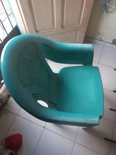 Cadeira de plástico.