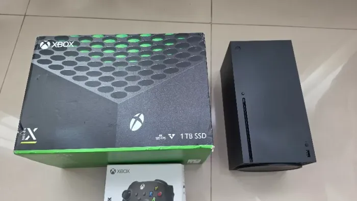 Xbox series X novo usado apenas 1 vez 2 controles, na garantia