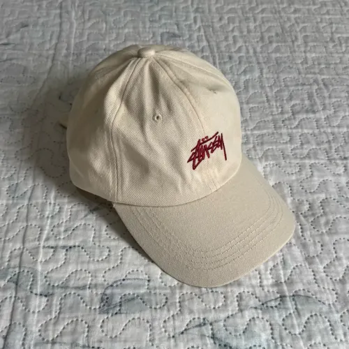 Boné Stussy bege com logo vermelha