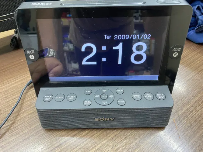 Rádio relógio Sony com tela