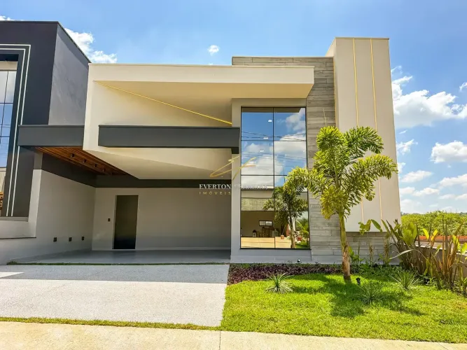 Linda Casa Térrea com 3 Suítes, sendo 1 Master com Closet, Escritório e Piscina em Indaiat