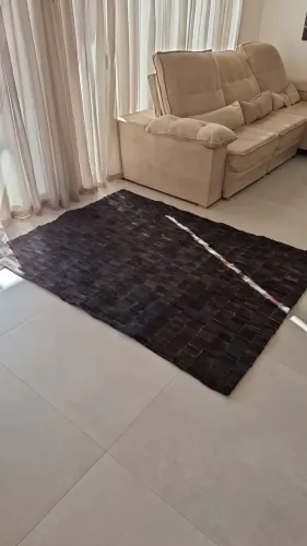 TAPETE COURO BOVINO - COMPREI EM GRAMADO/RS, preto, couro de animal, 150cm x 200cm.
