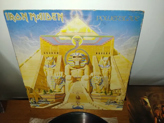 Iron Maiden LP disco de vinil álbum PowerSlave, original, bom estado. E outros.