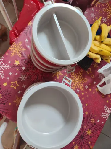 02 jogos de marmitas cada uma com 04.