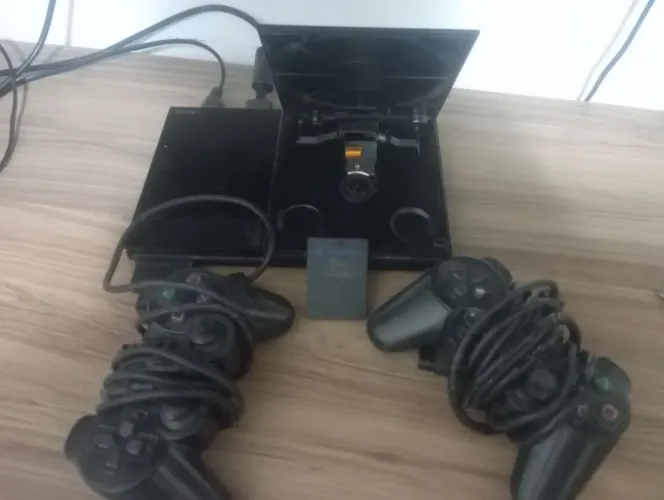 VENDO PS2 EM OTIMO ESTADO 100% COM MANETA ,CABO E MEMORI CARD
