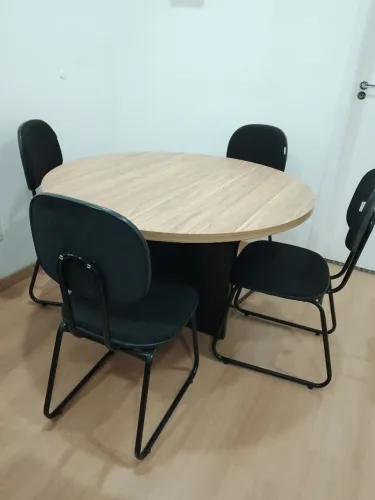 Mesa de reunião com 4 cadeiras