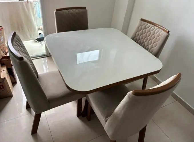 Mesa com 4 cadeiras