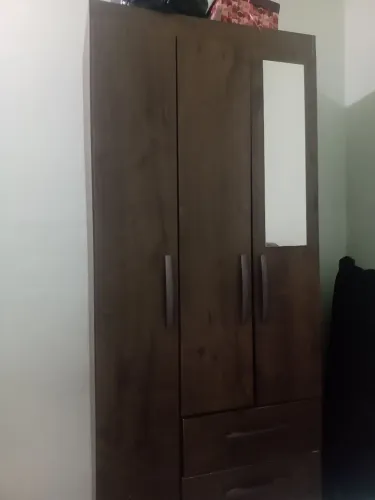 Guarda roupa solteiro.