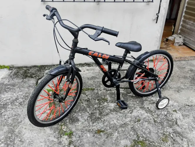 Bicicleta infantil semi nova possui marcha