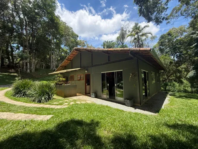 Aconchegante casa em Araras próximo ao centro com muito verde!