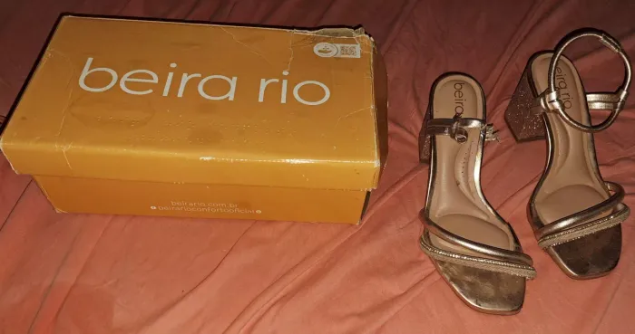 Sandália beira rio original sem uma das correias de salto com glitter