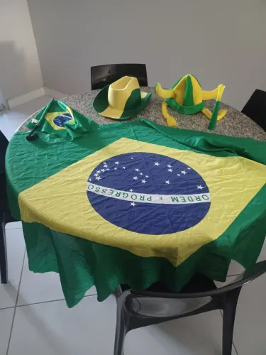 Bandeira chapéu corneta copa Brasil adereços 