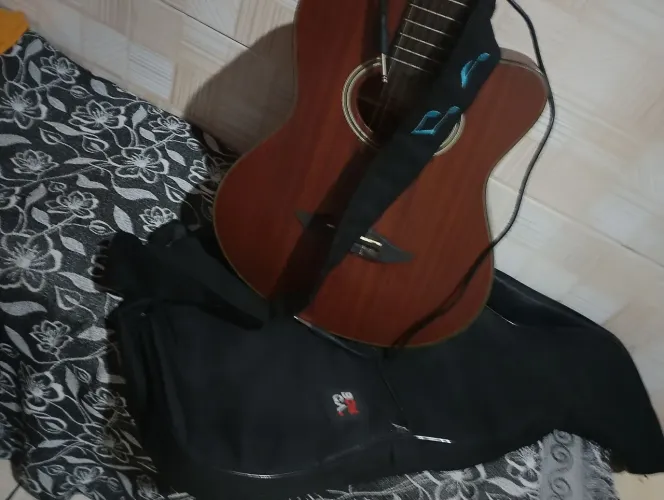 Vendo violão com : ( capa, alça e cabo) tem afinador, porém está descarregado 