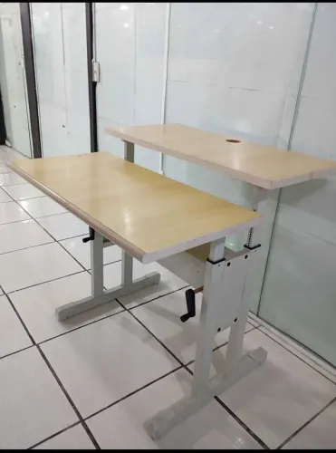 Kit de prensa 8x1 e uma mesa de escritório