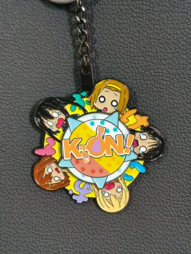 K-On - Pingente chaveiro metal esmaltado - com sistema giratório.