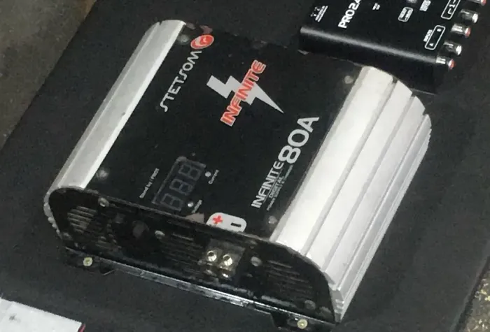 Carregador e fonte de bateria stetsom infinite 80amperes