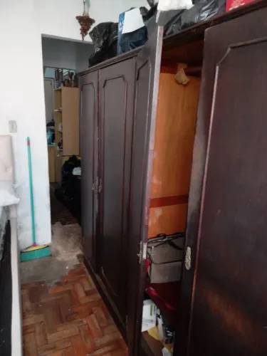 Guarda-roupa de casal em madeira maciça