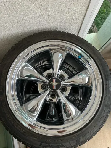 Rodas e pneus Mustang r17, serve em opala e Ranger ate 2011,