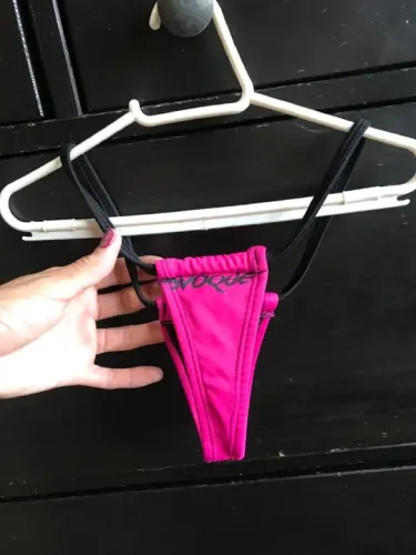 Parte inferior do biquíni rosa, com preto