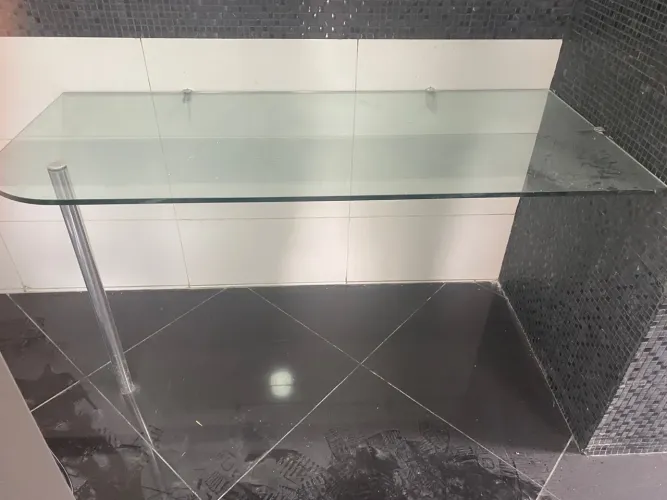 Mesa com tampo em vidro temperado - ótima oportunidade