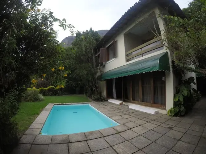 Oportunidade Única! Casa Esplendorosa com 2 Andares e Piscina na Gávea