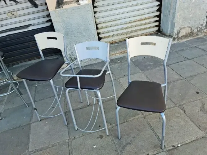 Cadeiras em ferro com acento almofadado