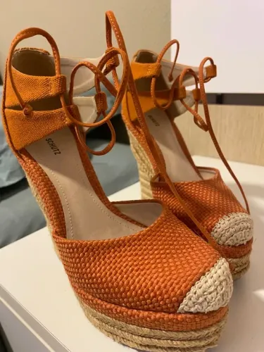 Sandália anabela schutz