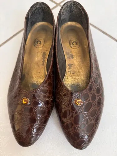 Elegante calçado em verniz croco marrom!
