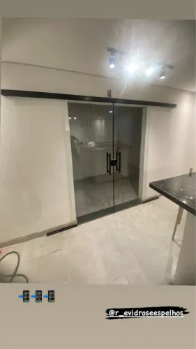Porta de Vidro de Correr para Área Externa e Interna