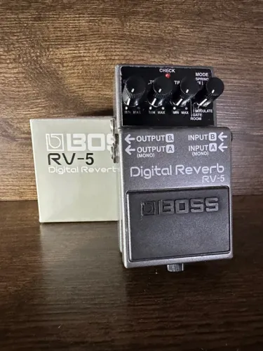 Pedal de Reverb Boss RV-5 Digital
