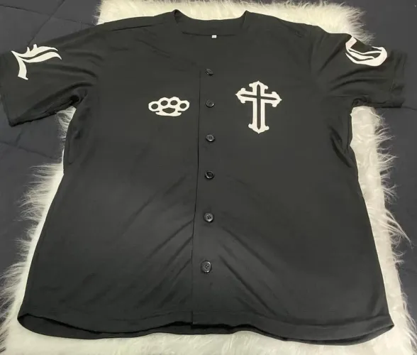 Camiseta de Basquete Unissex - Cruz e Soco Americano