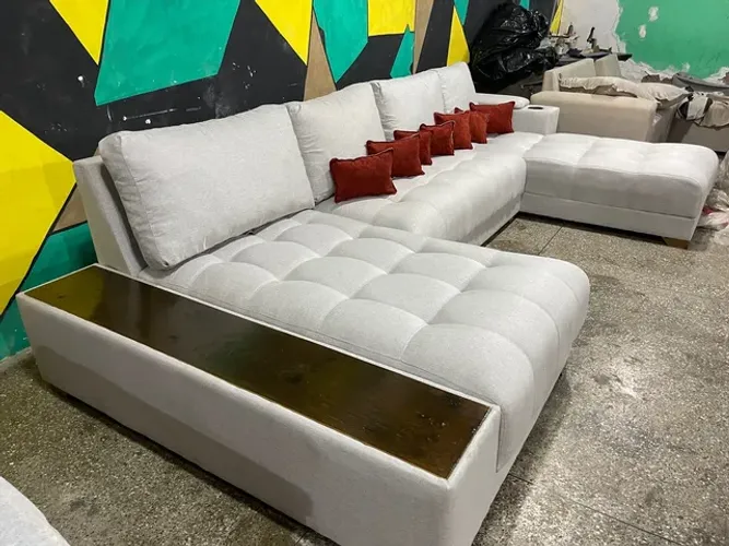 Sofá de luxo pé em madeira com molas ensacadas e mesa 