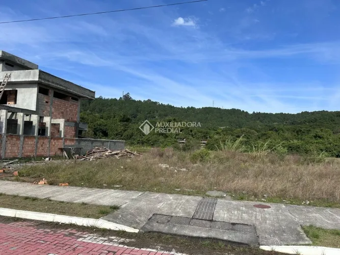 Terreno à venda no bairro Canasvieiras com 360 m² e sem dormitórios disponíveis.