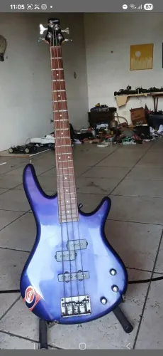 baixo elétrico Ibanez GIO GSR200 de 4 cordas na cor azul (Jewel Blue).