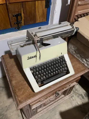 Máquina de escrever Ideal antiga