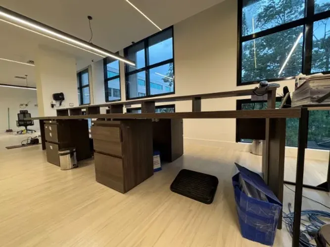 Conjunto de Estações de Trabalho (bancada com divisórias + gaveteiros)