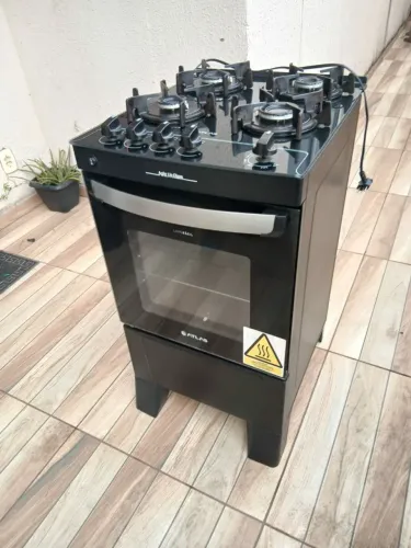 Vende - se um fogão semi novo de 4 bocas.