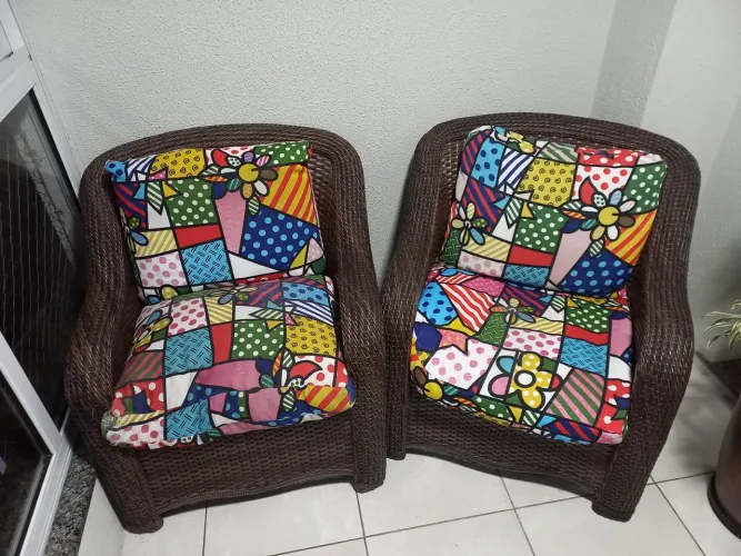 Poltronas de Vime com Almofadas Coloridas