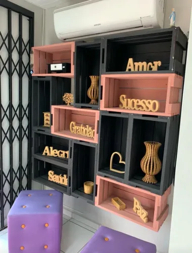 3 Maquinas Costura, 1 Ferro Baby e mobiliários - desativação de loja