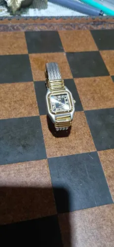 relógio feminino pulseira trançada dourada e prateada