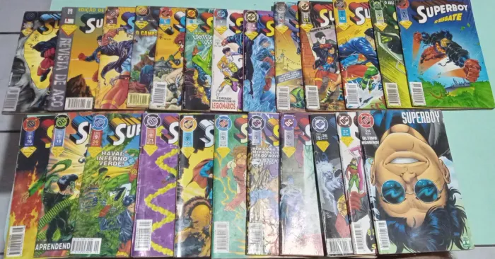 Combo de vinte e quatro hqs formatinho abril jovem do Superboy