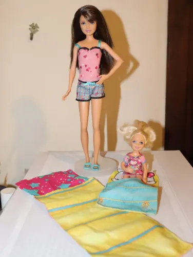 Barbie Skipper e Kelly sisters sleep out 2012
