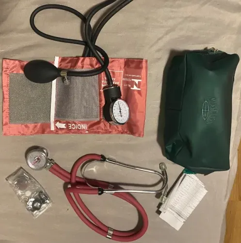 Estetoscópio e esfigmomanômetro
